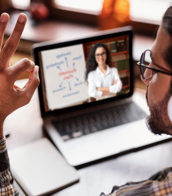 Comment la formation à distance peut renforcer votre carrière ?