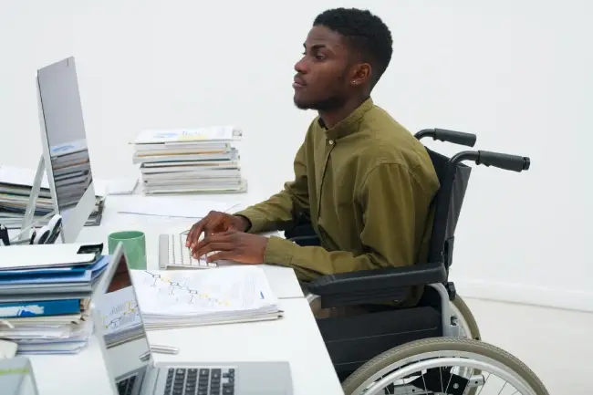 Comment trouver une formation adaptée RQTH en ligne ?